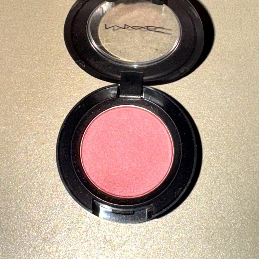 MAC Cosmetics Perky eyeshadow